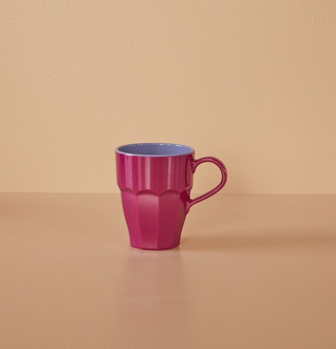 Mugg Melamin Plommon från Rice mot beige bakgrund