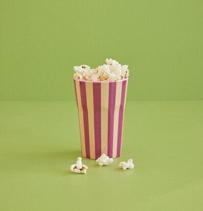 Mugg Latte Stripes Print från Rice fylld med popcorn