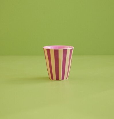 Melaminmugg Stripes Print från Rice med rosa och beige ränder