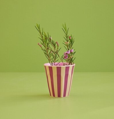 Melaminmugg Stripes Print från Rice på grön bakgrund