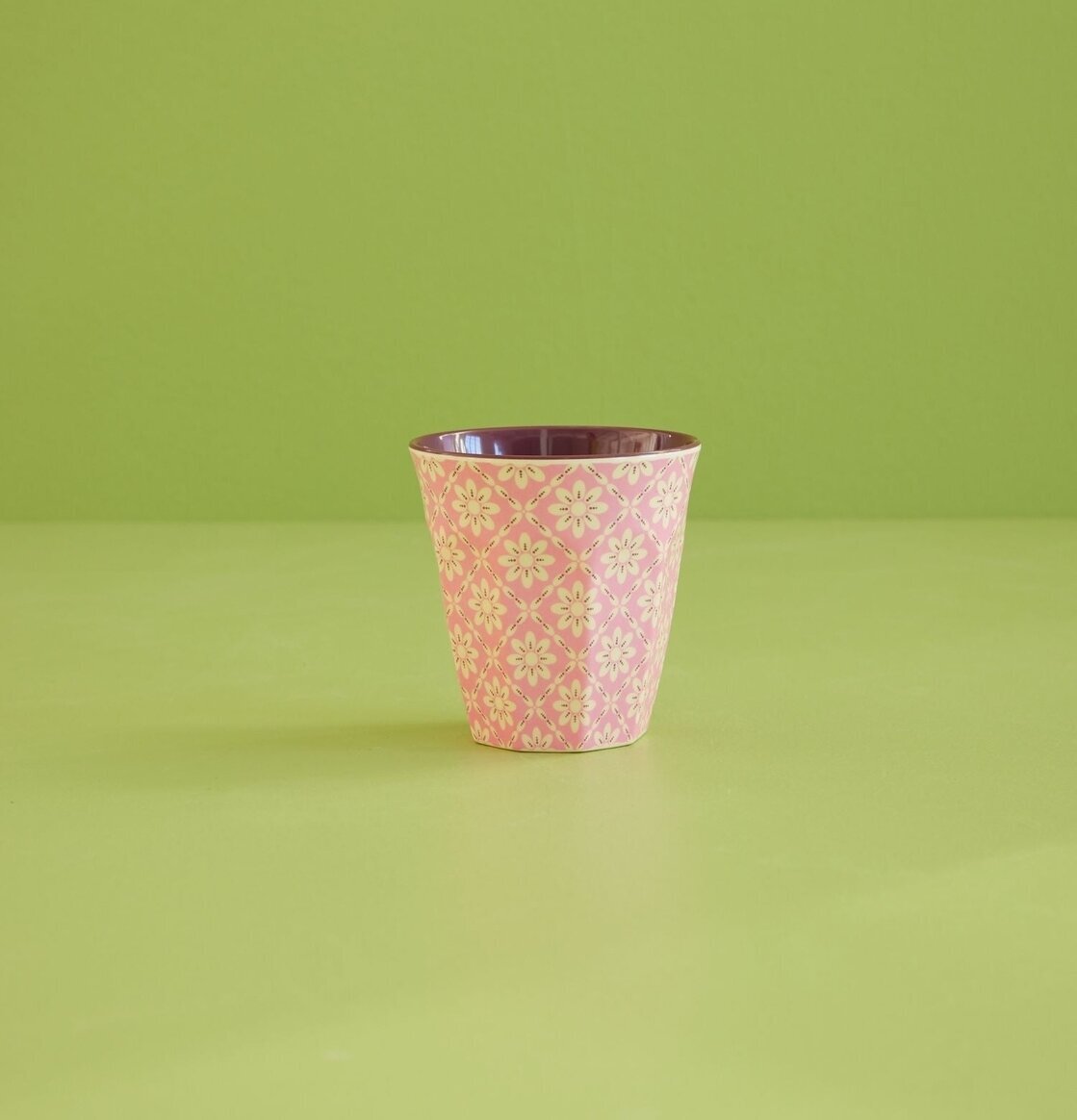 Melaminmugg Graphic Flower Print från Rice mot grön bakgrund