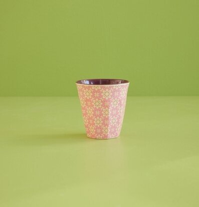 Melaminmugg Graphic Flower Print från Rice mot grön bakgrund
