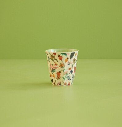 Melaminmugg Rosebuds Print från Rice mot grön bakgrund