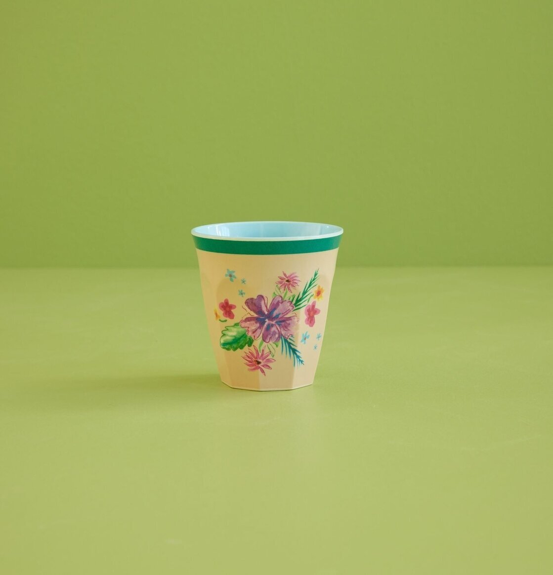 Melaminmugg Arda Bloom Print från Rice med blomsterdesign