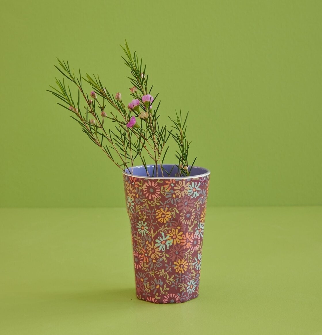 Mugg Latte Wild Vintage Flower Print från Rice mot grön bakgrund