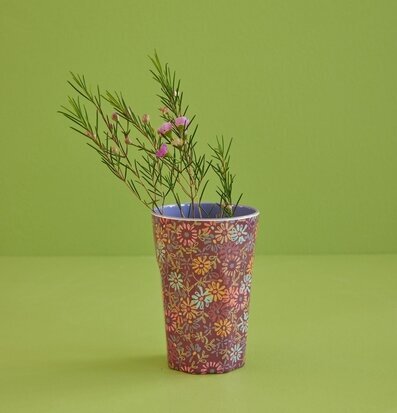 Mugg Latte Wild Vintage Flower Print från Rice mot grön bakgrund