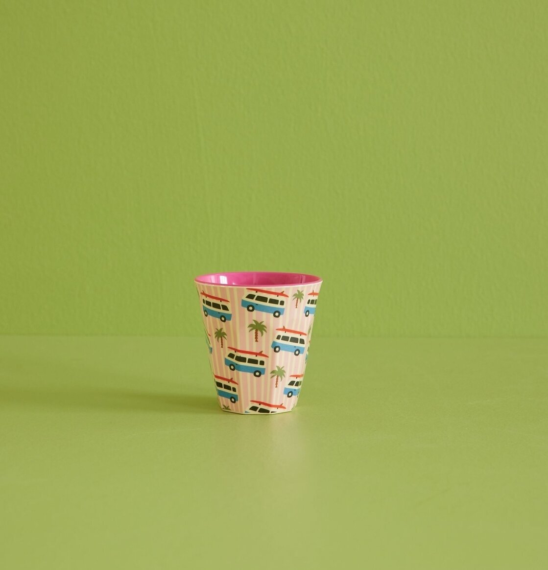 Melaminmugg Pink Cars Print från Rice mot grön bakgrund
