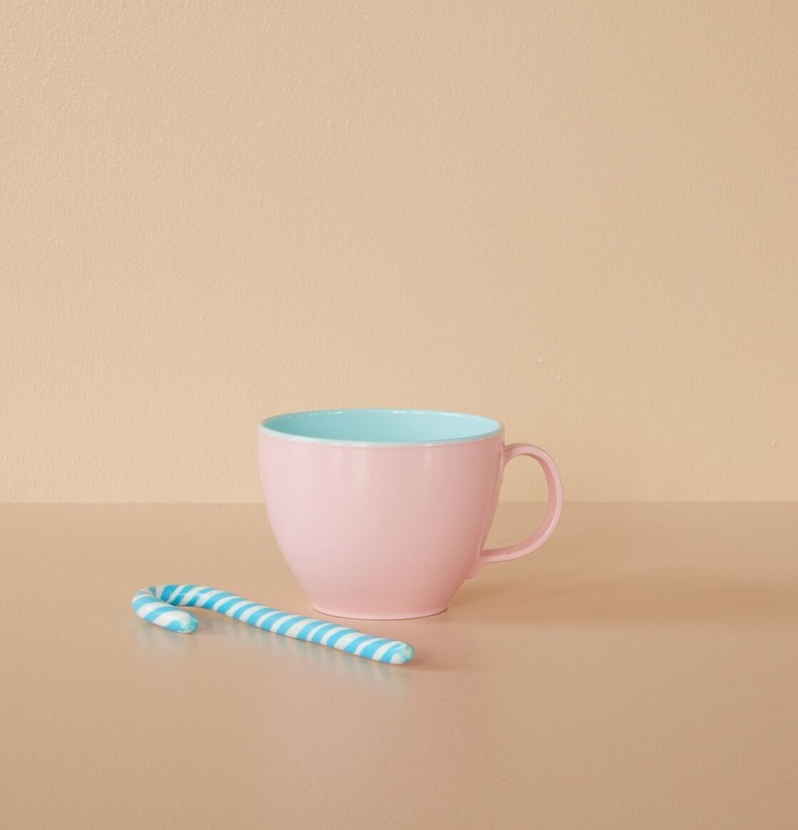 Melamin Jumbomugg Rosa/Blå från Rice på beige bordsyta