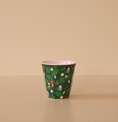 Melaminmugg Forest Gnome Print från Rice på beige yta