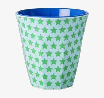 Mugg Stjärna från Rice med ljusblå bakgrund och gröna stjärnor