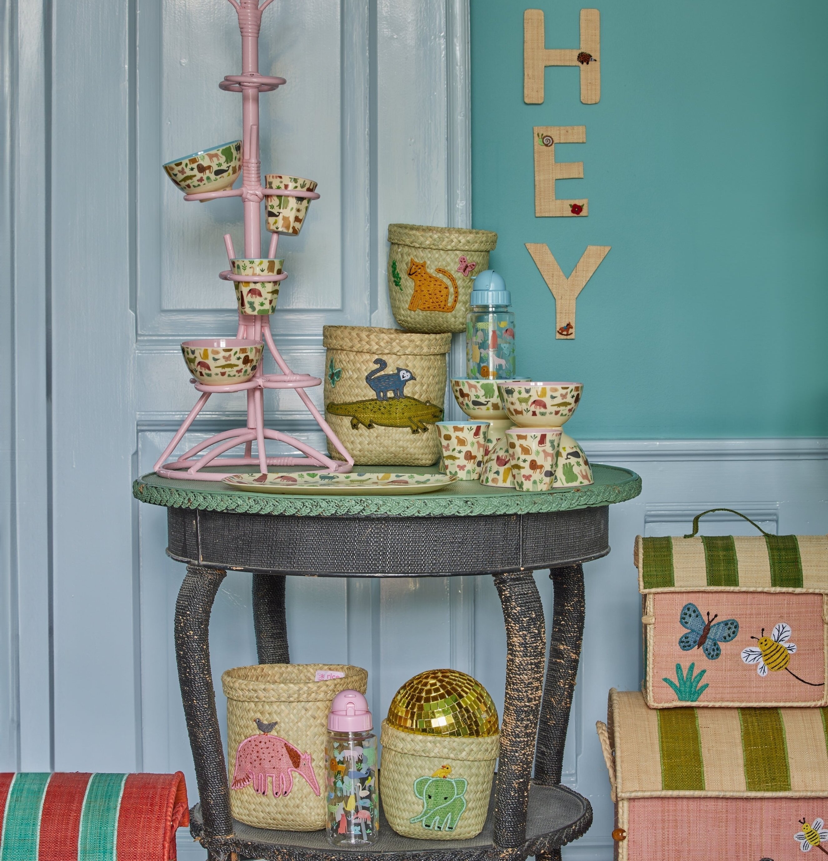 Melaminmugg Sweet Jungle Print Pink från Rice på svart bord