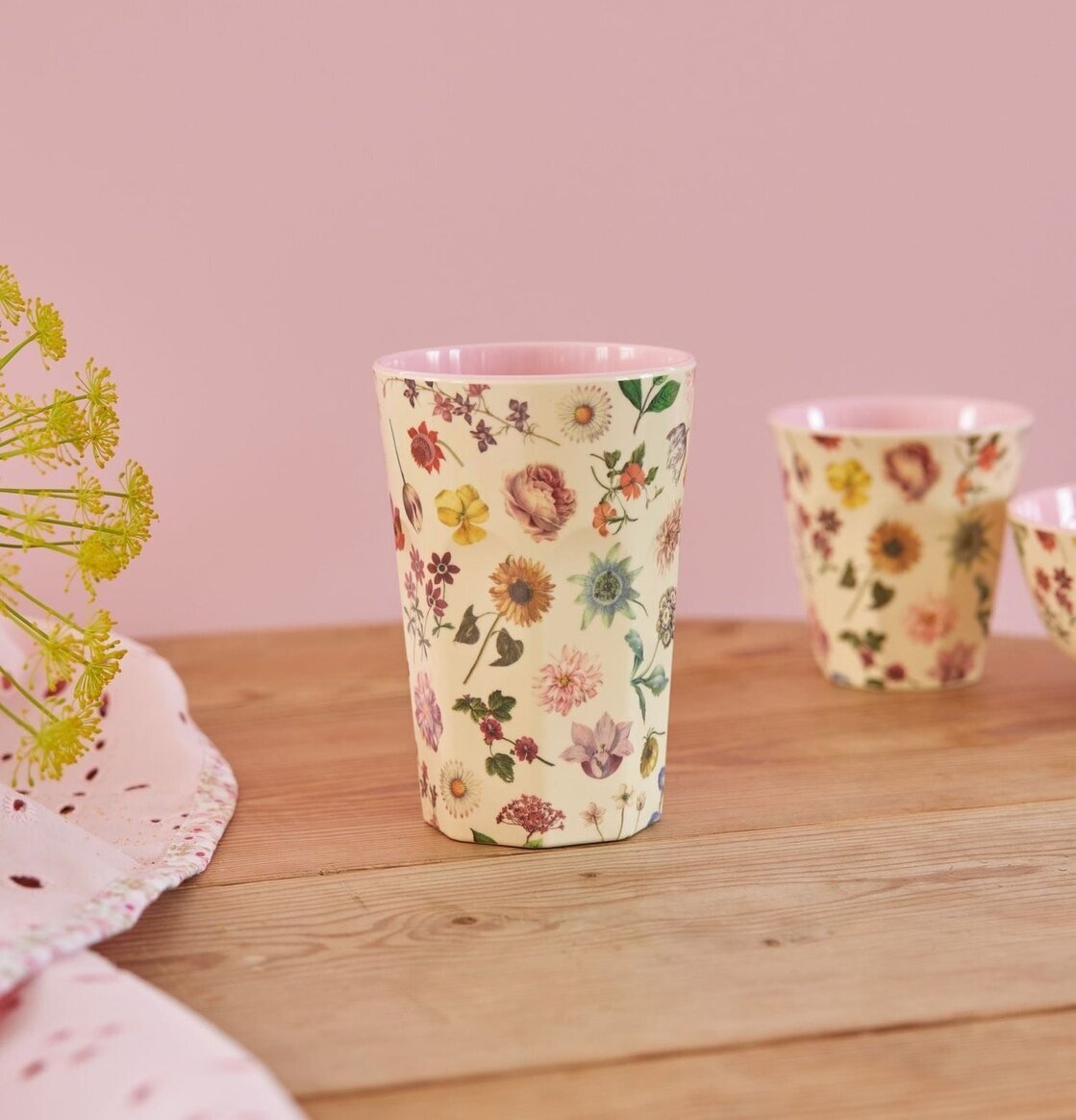 Mugg Latte Floras Dream Print från Rice på träbord