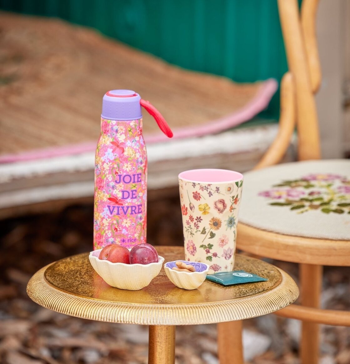 Mugg Latte Floras Dream Print från Rice på gyllene bord