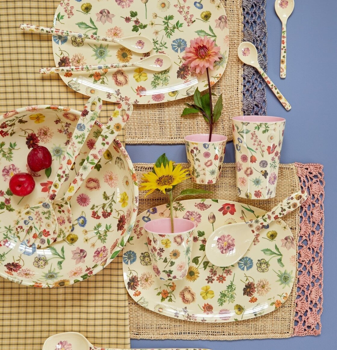 Melaminmugg Floras Dream Print från Rice i blommig dukning