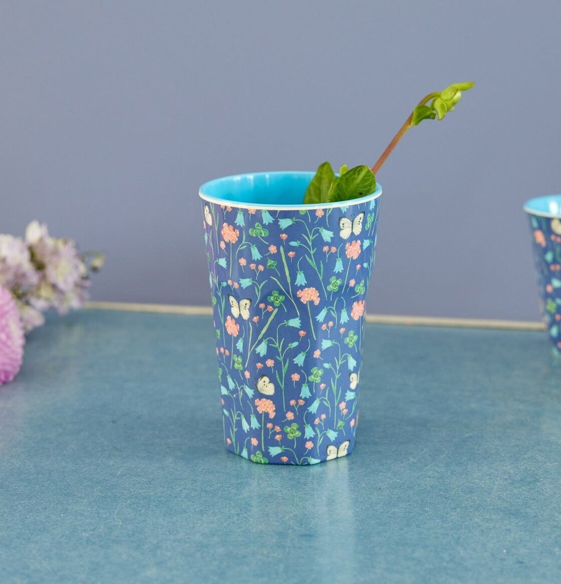 Mugg Latte Butterfly Field Print från Rice med blommor