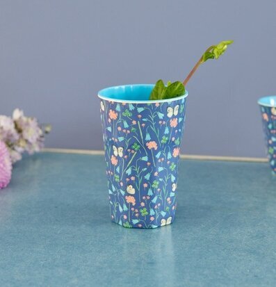 Mugg Latte Butterfly Field Print från Rice med blommor