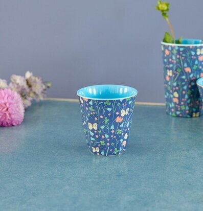 Melaminmugg Butterfly Field Print från Rice på blå yta