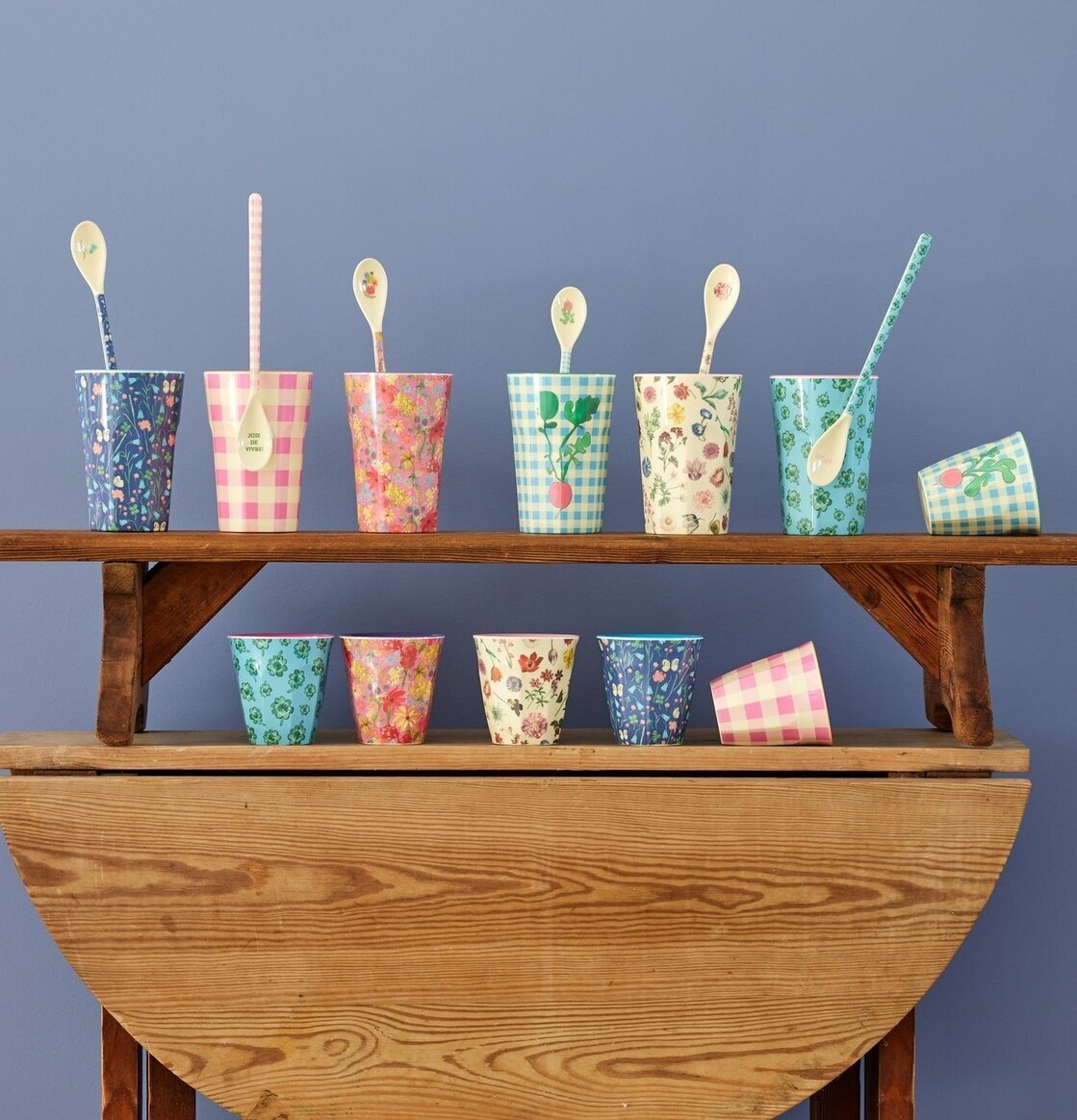 Melaminmugg Butterfly Field Print från Rice på trähylla