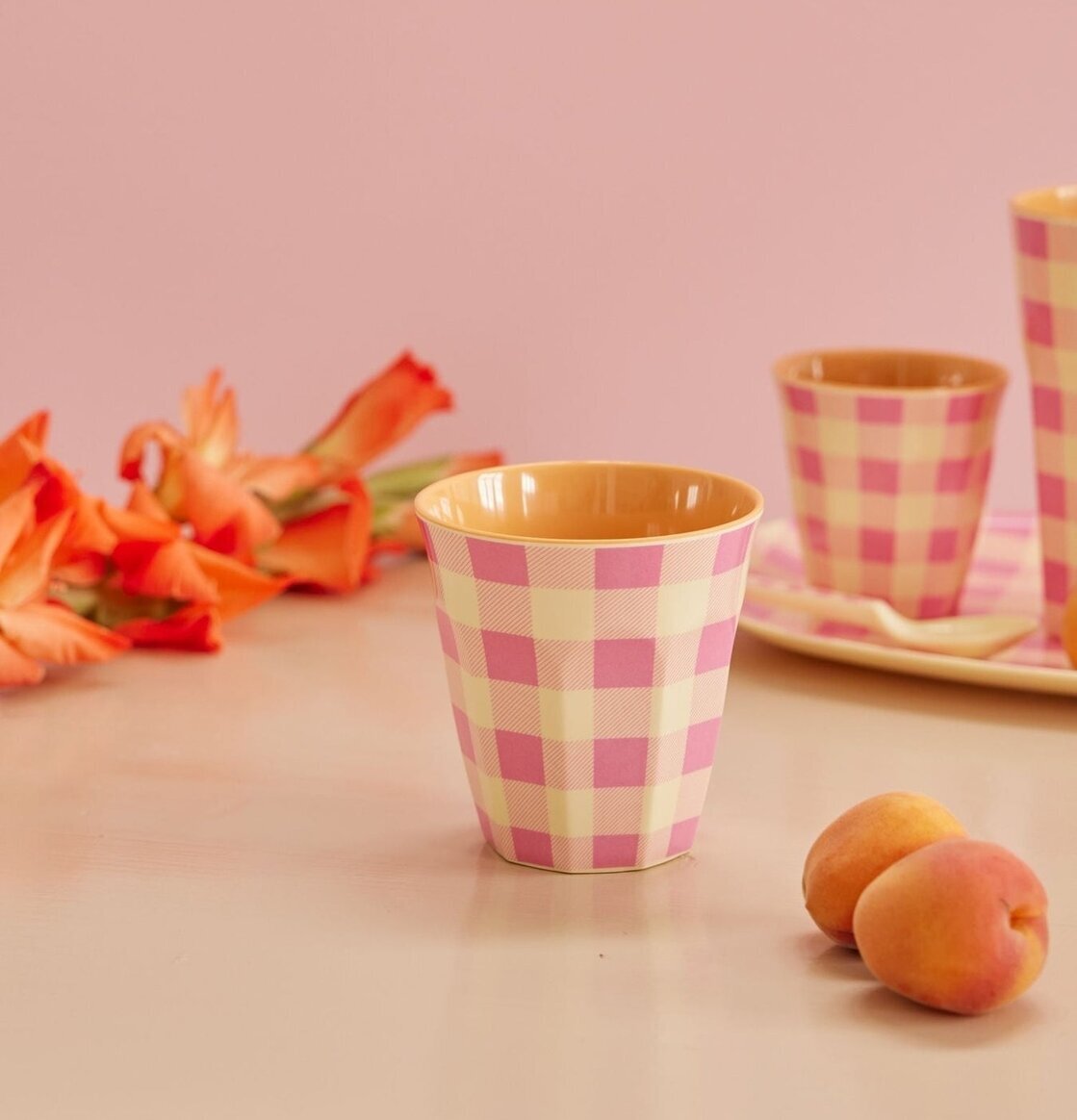 Melaminmugg Check It Out Print från Rice med rosa schackrutor