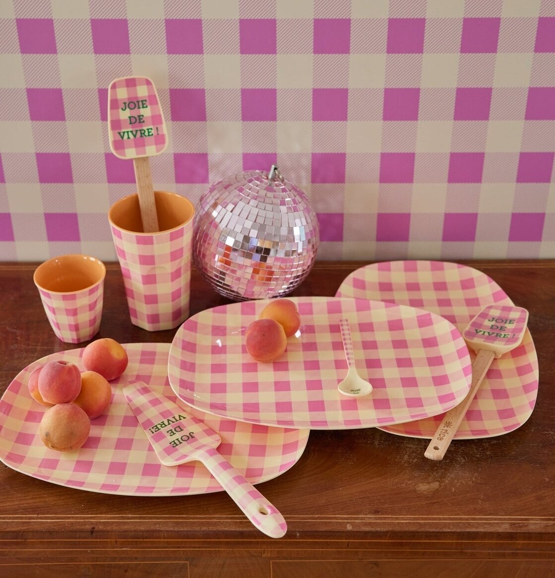 Melaminmugg Check It Out Print från Rice på färgglatt bord