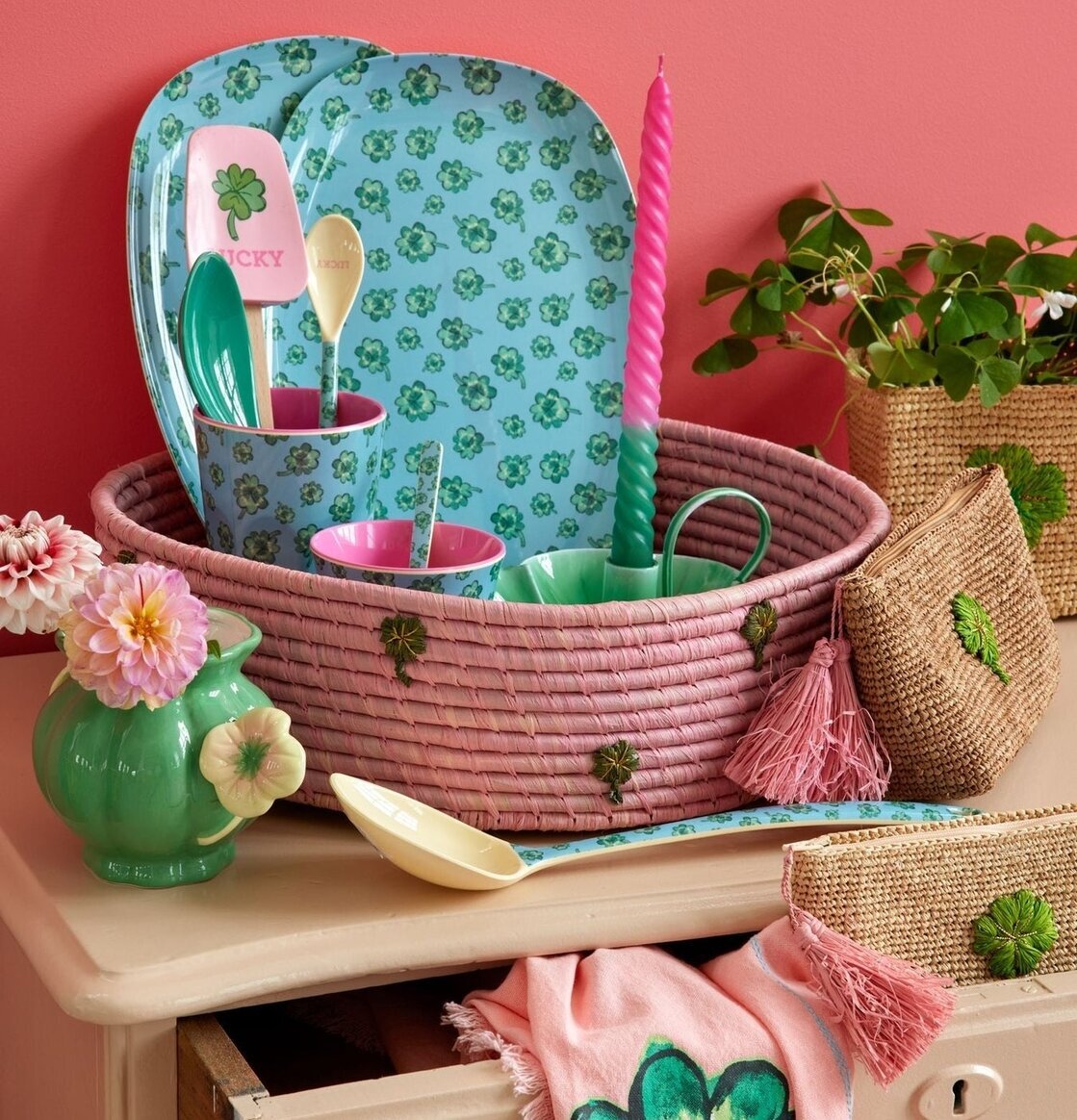 Melaminmugg Good Luck Print från Rice i färgglad miljö