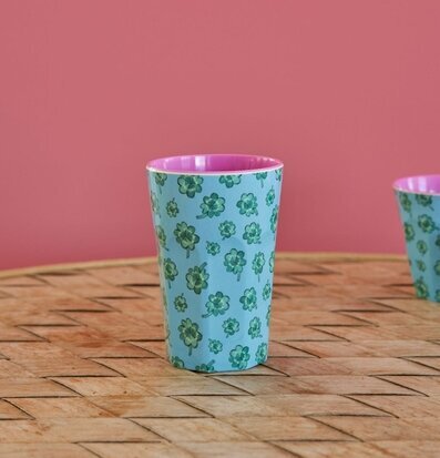 Mugg Latte Good Luck Print från Rice på ett runt bord