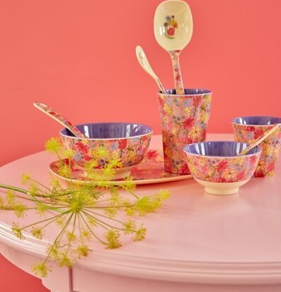 Melaminmugg Swedish Flower Print från Rice på rosa bord