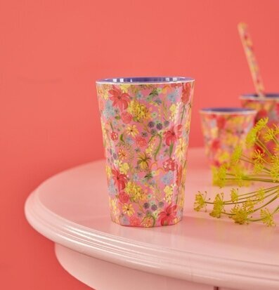 Mugg Latte Swedish Flower Print från Rice på rosa bord