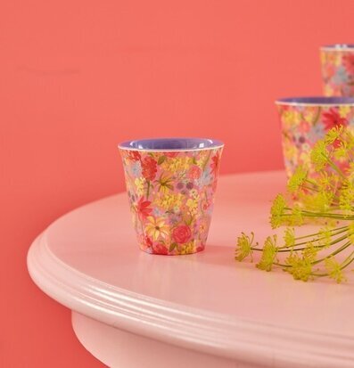 Melaminmugg Swedish Flower Print från Rice på rosa bord