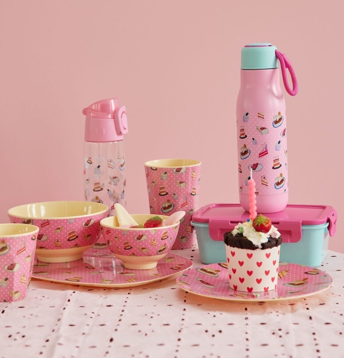 Melaminmugg Sweet Cake Print från Rice på spetsmönstrat bord