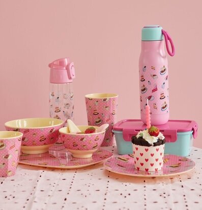 Melaminmugg Sweet Cake Print från Rice på spetsmönstrat bord