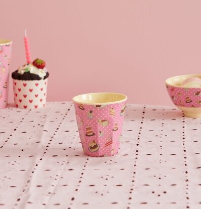 Melaminmugg Sweet Cake Print från Rice på rosa duk