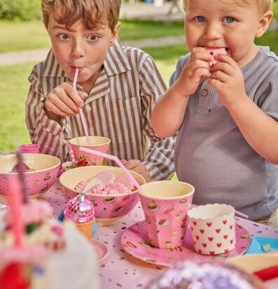 Två barn använder Melaminmugg Sweet Cake Print från Rice