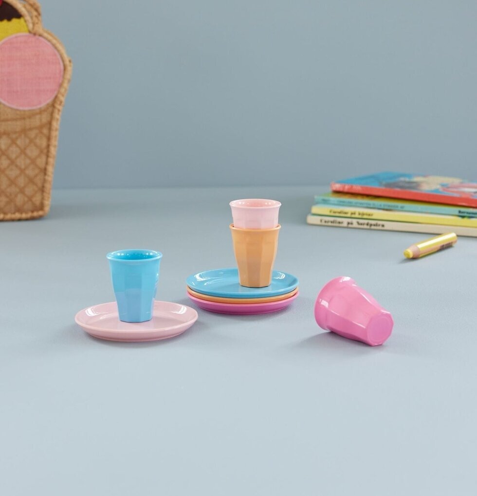 Giftbox - Mugg/Fat Melamin Set/4 från Rice i färgglad miljö