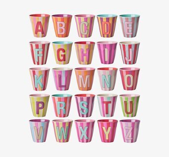 Melaminmugg Alphabet Stripes Pink Rice Melaminmuggar Lattemuggar i melamin Melaminkoppar