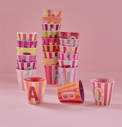 Melaminmugg Alphabet Stripes Pink Rice Melaminmuggar Lattemuggar i melamin Melaminkoppar