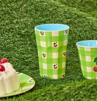 Mugg Latte Love Therapy Cherry Print från Rice på konstgräs