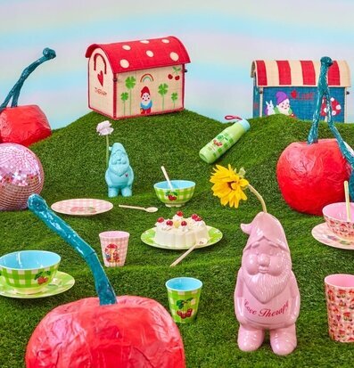 Mugg Latte Love Therapy Gnome Print från Rice på gräsmatta