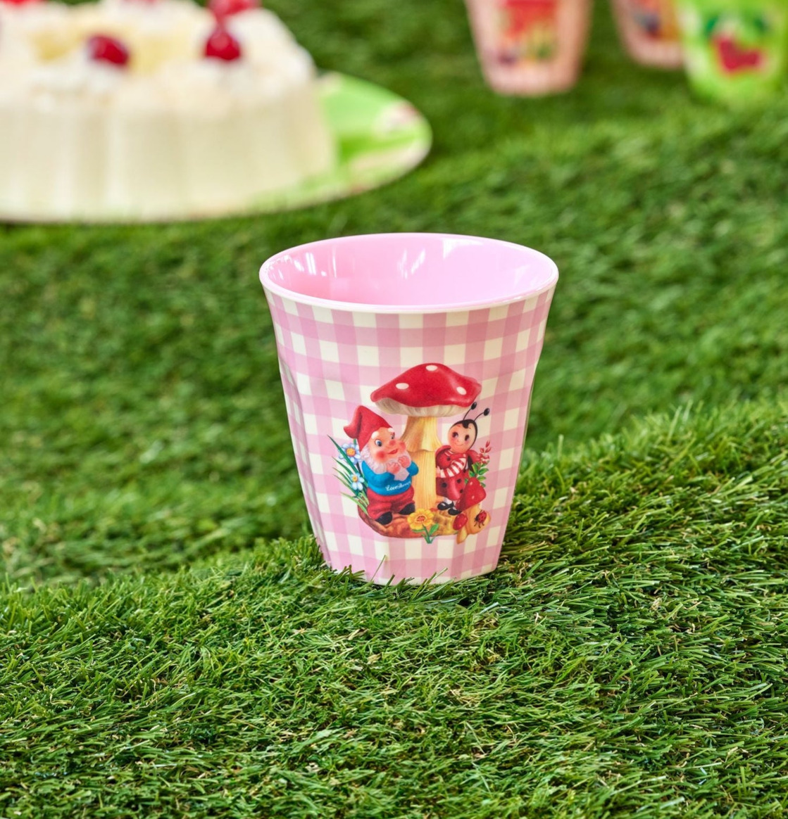 Melaminmugg Love Therapy Gnome Print från Rice på gräsmatta