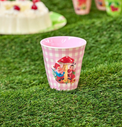 Melaminmugg Love Therapy Gnome Print från Rice på gräsmatta