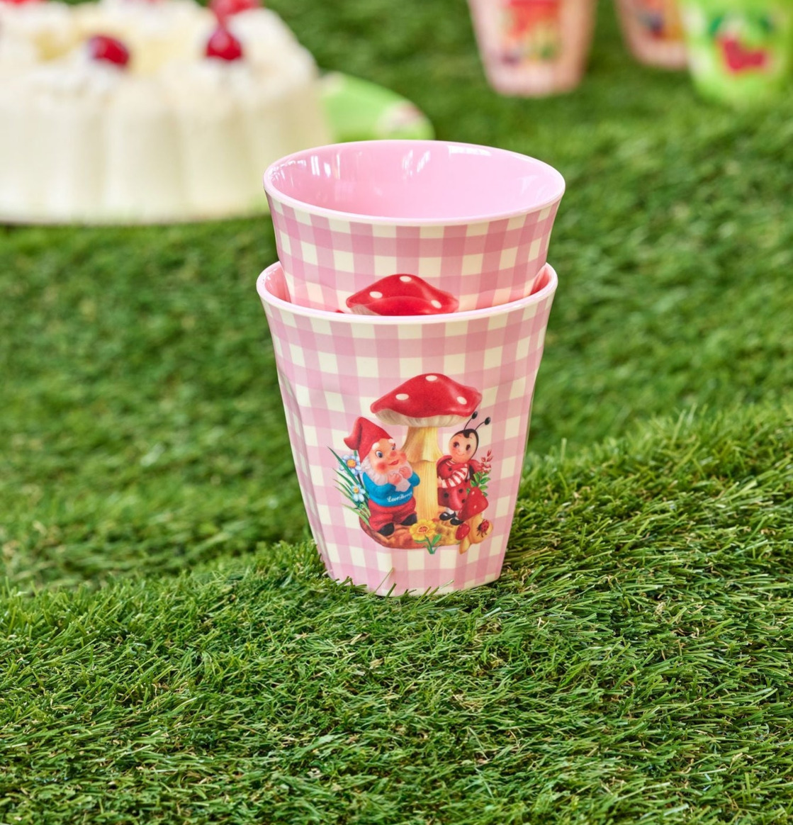 Melaminmugg Love Therapy Gnome Print från Rice på konstgräs