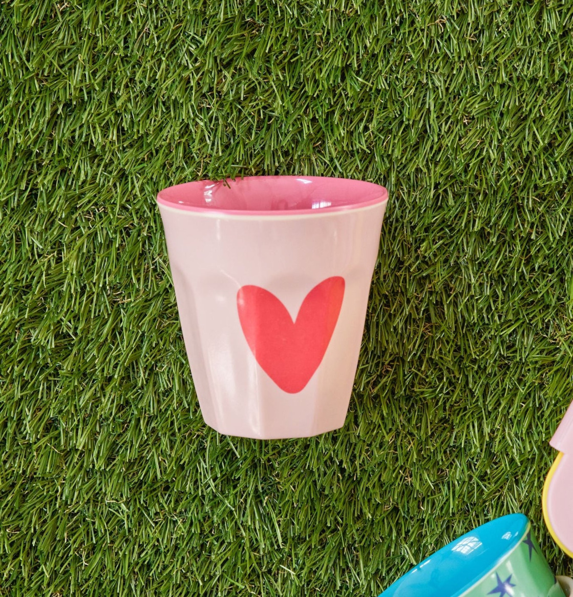 Melaminmugg Heart Print från Rice på konstgjord gräsmatta
