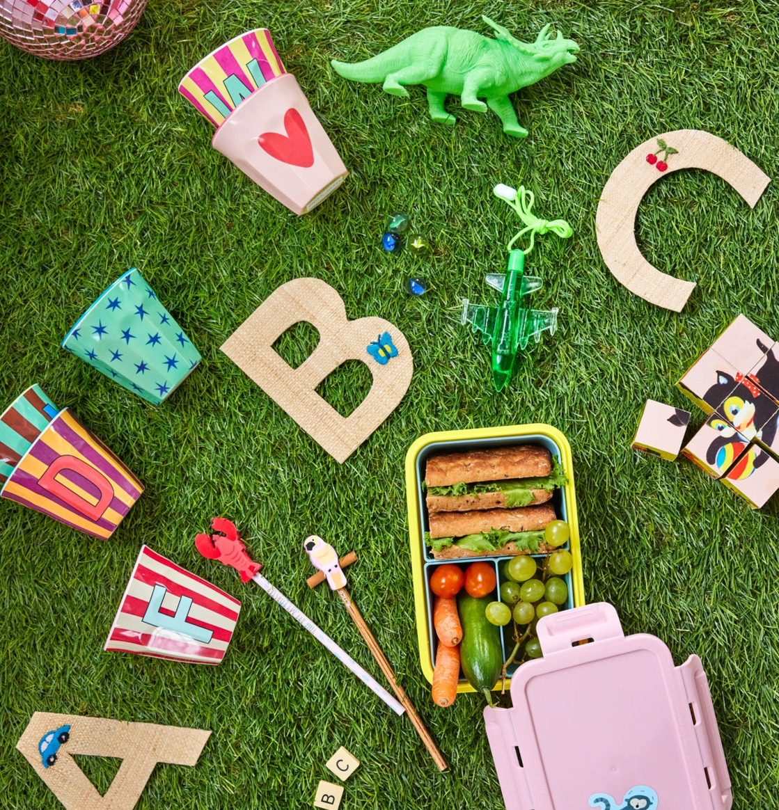 Melaminmugg Heart Print från Rice på en färgglad gräsmatta