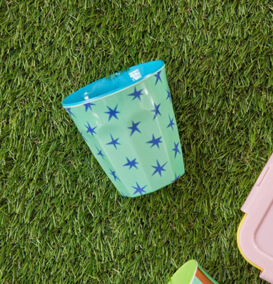 Melaminmugg Stars Print från Rice på grön gräsmatta