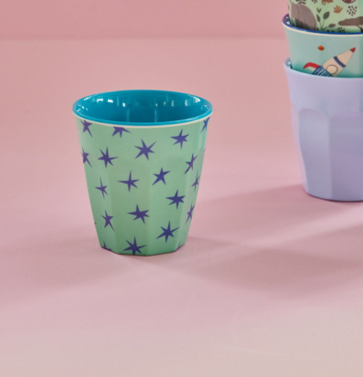 Melaminmugg Stars Print från Rice med blå stjärnor