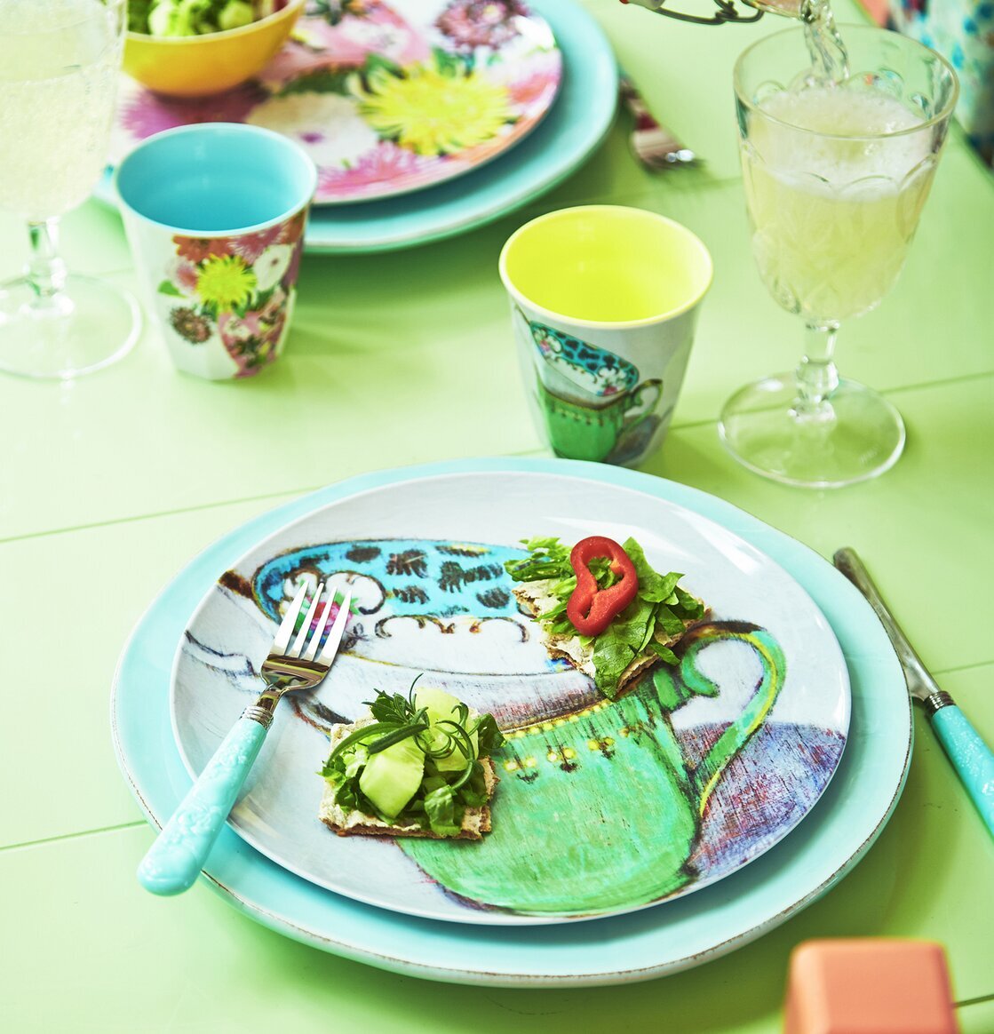 Mugg Vas Med Rosor från Rice på ett färgglatt bord