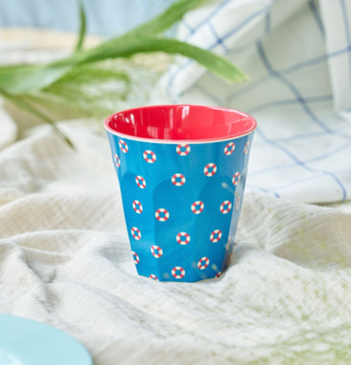 Melaminmugg Lifeline Print från Rice på beige duk med växt