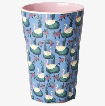 Mugg Latte Swan Lake Print från Rice med svanar och blommor