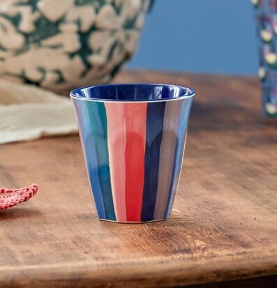 Melaminmugg N.Y. Stripes Print från Rice på rustikt träbord