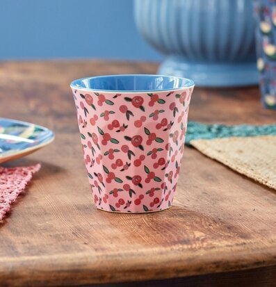 Melaminmugg A Rose Is A Rose Print från Rice på träbord